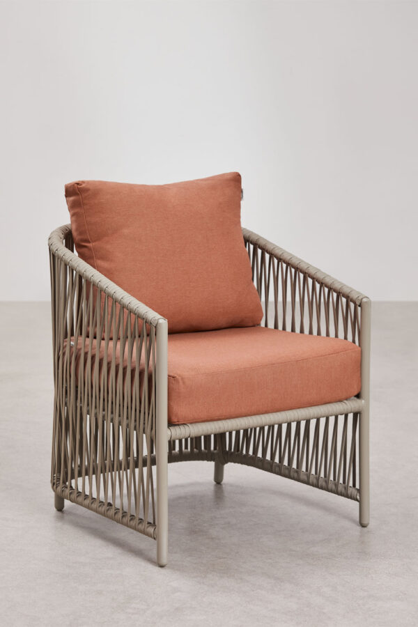 Set de exterior Sophie compuesto por un sofá de 2 plazas, 2 sillones y una mesa de centro en aluminio y cuerda trenzada. Disponible en elegante verde y cálido tono teja, perfecto para crear un ambiente acogedor y sofisticado en tu jardín o terraza.