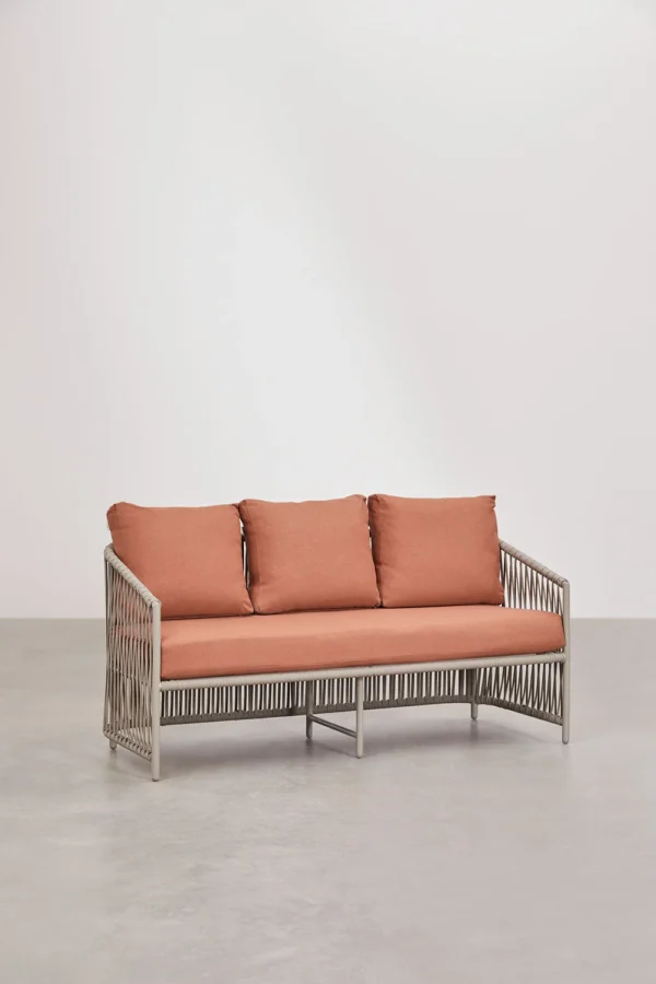 Set de exterior Sophie compuesto por un sofá de 2 plazas, 2 sillones y una mesa de centro en aluminio y cuerda trenzada. Disponible en elegante verde y cálido tono teja, perfecto para crear un ambiente acogedor y sofisticado en tu jardín o terraza.