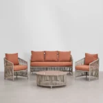 Set de exterior Sophie compuesto por un sofá de 2 plazas, 2 sillones y una mesa de centro en aluminio y cuerda trenzada. Disponible en elegante verde y cálido tono teja, perfecto para crear un ambiente acogedor y sofisticado en tu jardín o terraza.