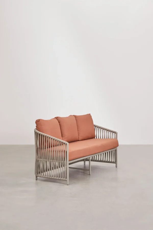 Set de exterior Sophie compuesto por un sofá de 2 plazas, 2 sillones y una mesa de centro en aluminio y cuerda trenzada. Disponible en elegante verde y cálido tono teja, perfecto para crear un ambiente acogedor y sofisticado en tu jardín o terraza.
