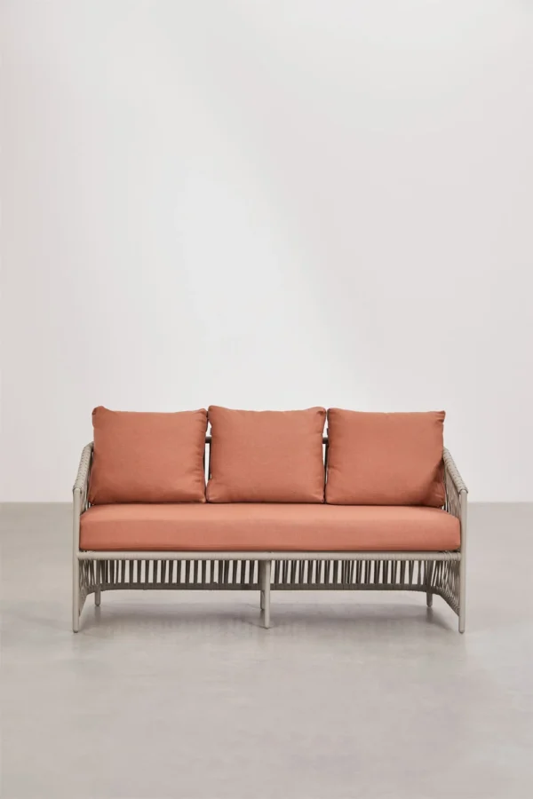 Set de exterior Sophie compuesto por un sofá de 2 plazas, 2 sillones y una mesa de centro en aluminio y cuerda trenzada. Disponible en elegante verde y cálido tono teja, perfecto para crear un ambiente acogedor y sofisticado en tu jardín o terraza.