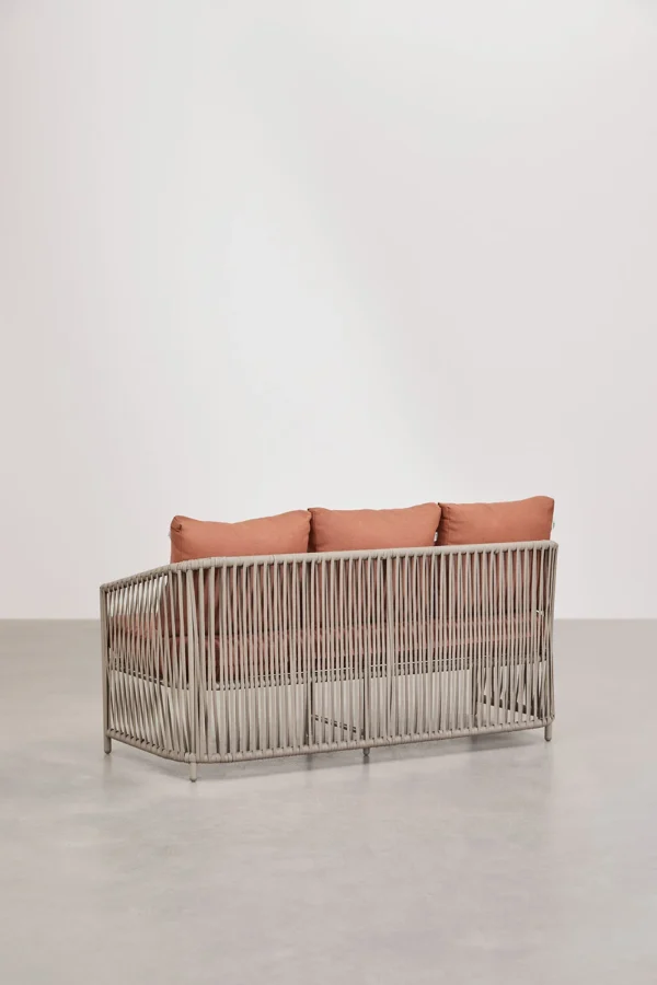 Set de exterior Sophie compuesto por un sofá de 2 plazas, 2 sillones y una mesa de centro en aluminio y cuerda trenzada. Disponible en elegante verde y cálido tono teja, perfecto para crear un ambiente acogedor y sofisticado en tu jardín o terraza.