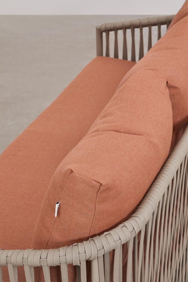 Set de exterior Sophie compuesto por un sofá de 2 plazas, 2 sillones y una mesa de centro en aluminio y cuerda trenzada. Disponible en elegante verde y cálido tono teja, perfecto para crear un ambiente acogedor y sofisticado en tu jardín o terraza.