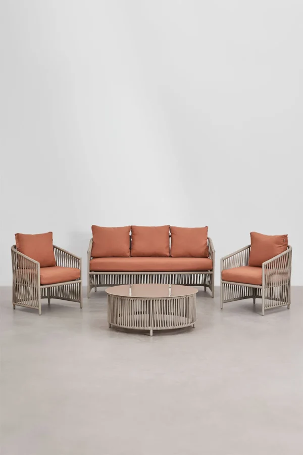Set de exterior Sophie compuesto por un sofá de 2 plazas, 2 sillones y una mesa de centro en aluminio y cuerda trenzada. Disponible en elegante verde y cálido tono teja, perfecto para crear un ambiente acogedor y sofisticado en tu jardín o terraza.