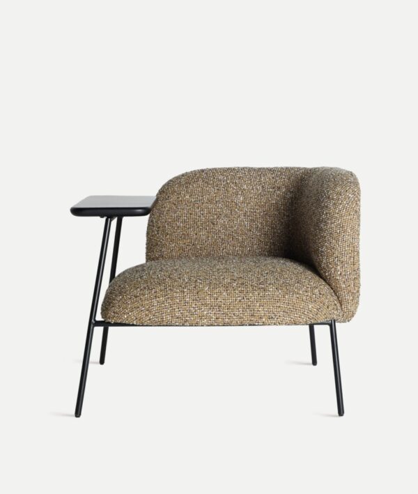Sillón Comporta de la marca Kodu en tejido marrón con estructura de metal negro y mesa lateral incorporada, diseño contemporáneo y funcional.