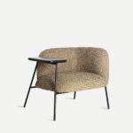Sillón Comporta de la marca Kodu en tejido marrón con estructura de metal negro y mesa lateral incorporada, diseño contemporáneo y funcional.