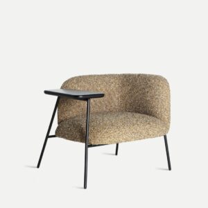 Sillón Comporta de la marca Kodu en tejido marrón con estructura de metal negro y mesa lateral incorporada, diseño contemporáneo y funcional.