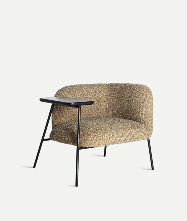Sillón Comporta de la marca Kodu en tejido marrón con estructura de metal negro y mesa lateral incorporada, diseño contemporáneo y funcional.
