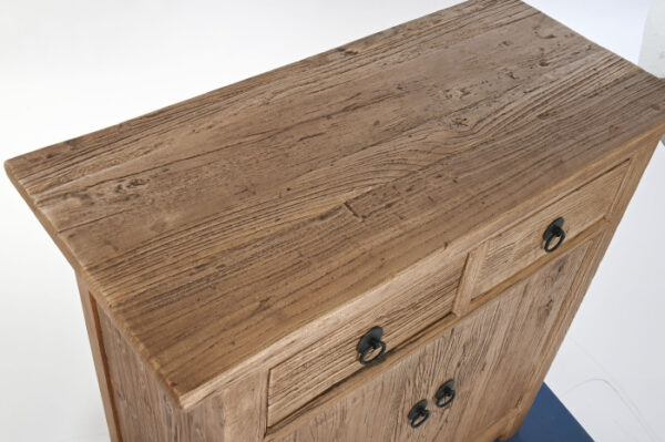 Aparador de madera natural de olmo disponible en Artisa, con diseño rústico y acabados envejecidos que aportan calidez y personalidad a cualquier espacio.