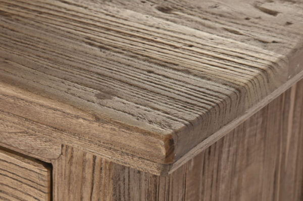 Aparador de madera natural de olmo disponible en Artisa, con diseño rústico y acabados envejecidos que aportan calidez y personalidad a cualquier espacio.