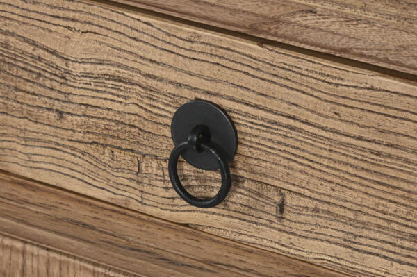 Aparador de madera natural de olmo disponible en Artisa, con diseño rústico y acabados envejecidos que aportan calidez y personalidad a cualquier espacio.