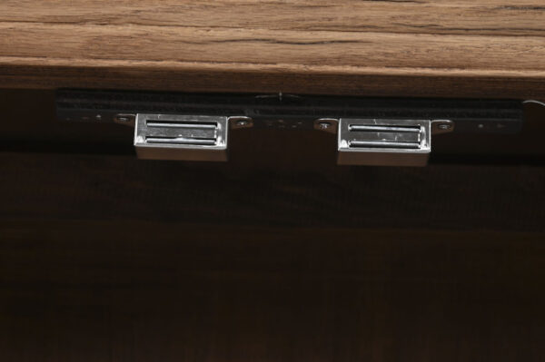 Aparador de madera natural de olmo disponible en Artisa, con diseño rústico y acabados envejecidos que aportan calidez y personalidad a cualquier espacio.
