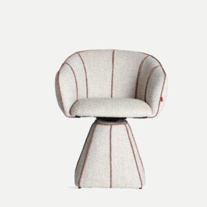 Sillón giratorio modelo Siena de la marca Kodu, con tapizado en tono beige y costuras decorativas en rojo, diseño contemporáneo y base acolchada.