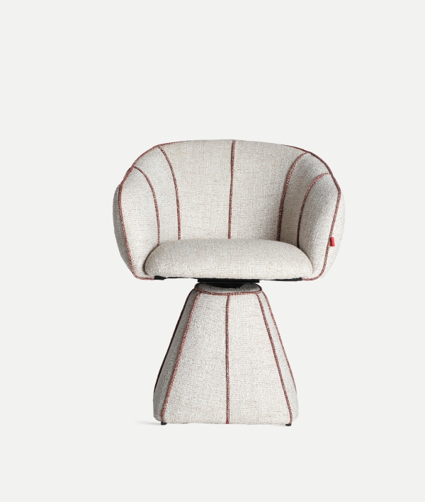 Sillón giratorio modelo Siena de la marca Kodu, con tapizado en tono beige y costuras decorativas en rojo, diseño contemporáneo y base acolchada.