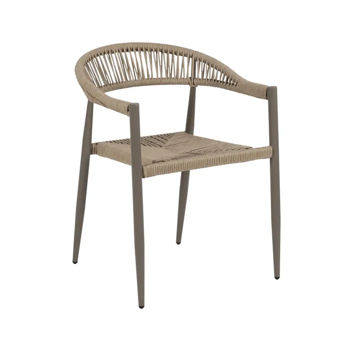 Silla de exterior con estructura de aluminio y asiento trenzado a mano, diseño cómodo y moderno disponible en Artisa.