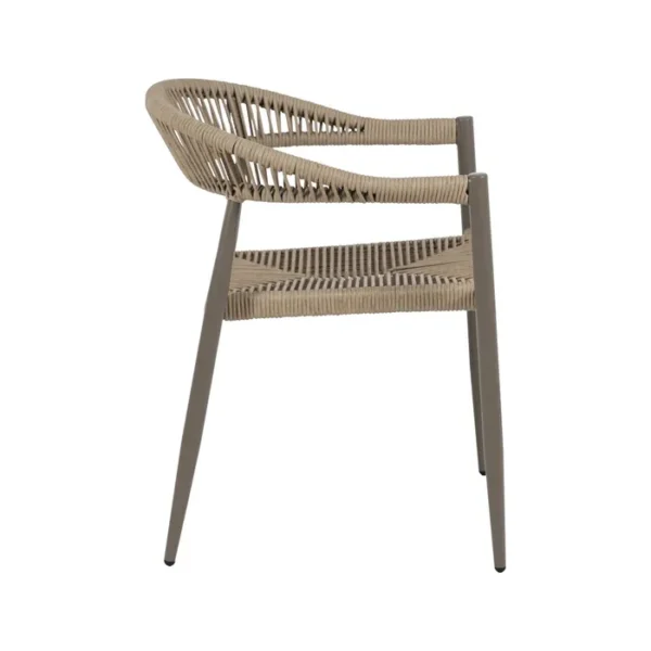 Silla de exterior con estructura de aluminio y asiento trenzado a mano, diseño cómodo y moderno disponible en Artisa.
