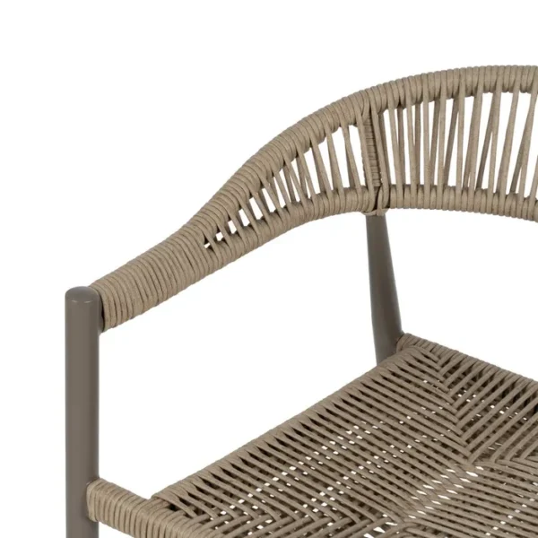 Silla de exterior con estructura de aluminio y asiento trenzado a mano, diseño cómodo y moderno disponible en Artisa.