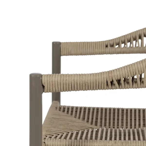 Silla de exterior con estructura de aluminio y asiento trenzado a mano, diseño cómodo y moderno disponible en Artisa.