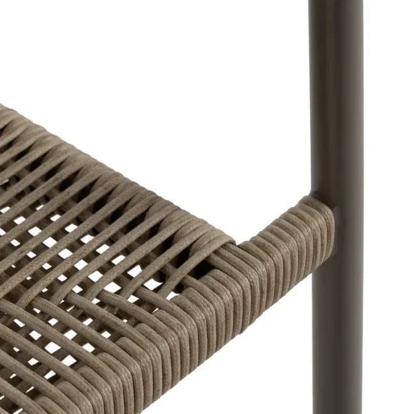 Silla de exterior con estructura de aluminio y asiento trenzado a mano, diseño cómodo y moderno disponible en Artisa.
