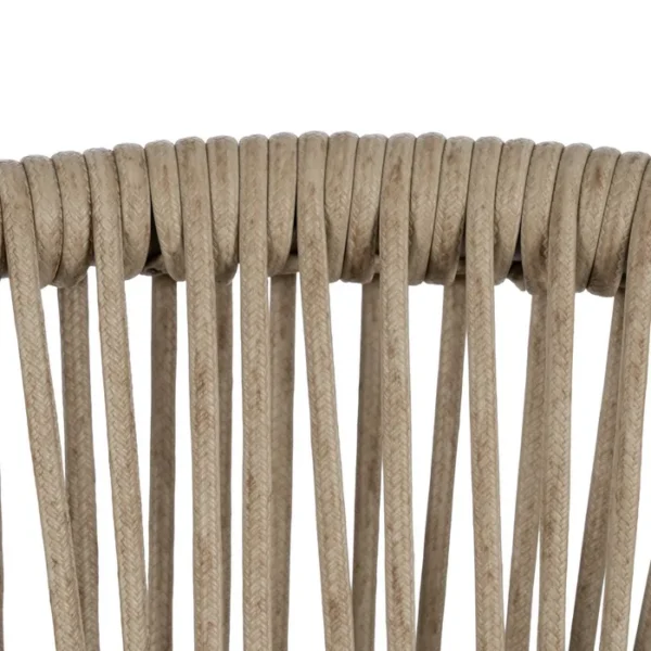 Silla de exterior con estructura de aluminio y asiento trenzado a mano, diseño cómodo y moderno disponible en Artisa.