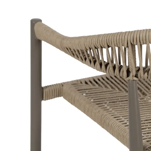 Silla de exterior con estructura de aluminio y asiento trenzado a mano, diseño cómodo y moderno disponible en Artisa.