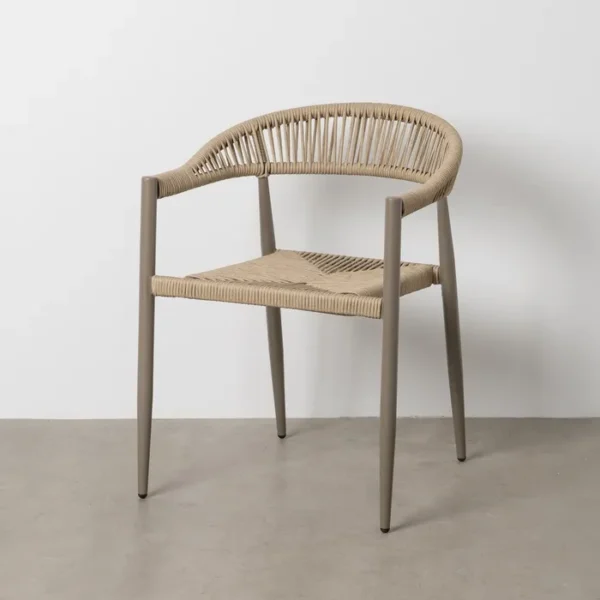 Silla de exterior con estructura de aluminio y asiento trenzado a mano, diseño cómodo y moderno disponible en Artisa.