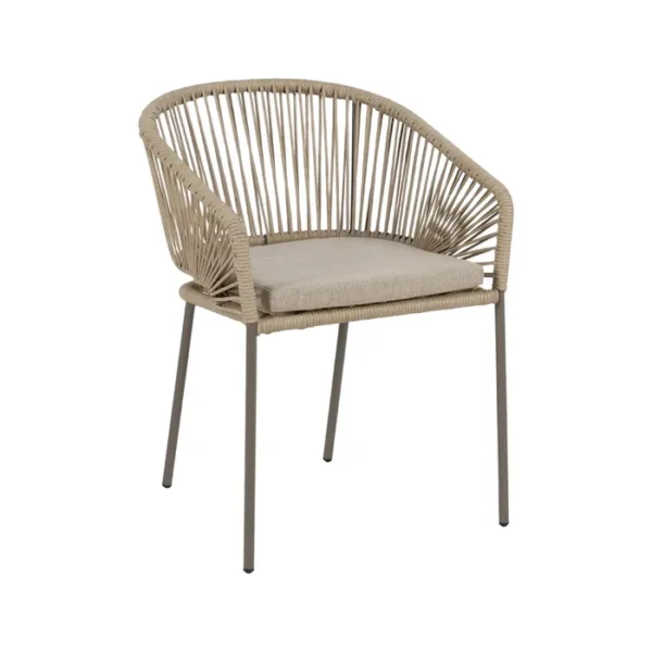 Silla de exterior con estructura de aluminio y asiento trenzado a mano, diseño cómodo y moderno disponible en Artisa.