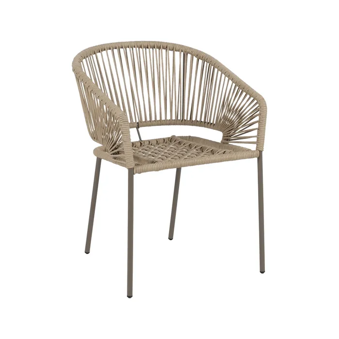 Silla de exterior con estructura de aluminio y asiento trenzado a mano, diseño cómodo y moderno disponible en Artisa.