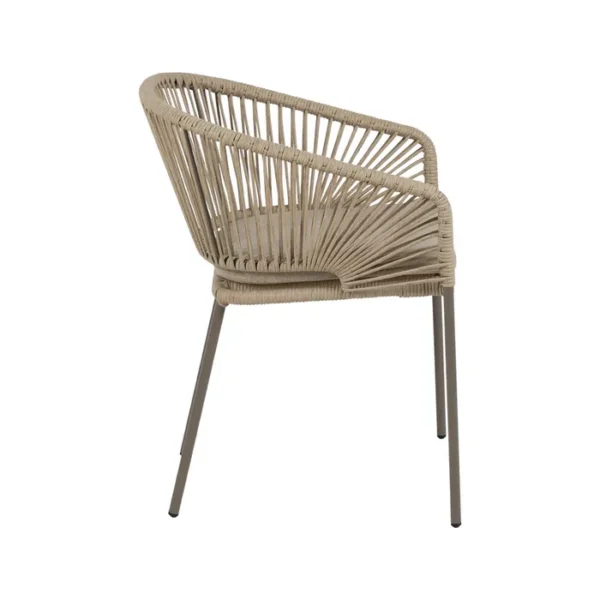 Silla de exterior con estructura de aluminio y asiento trenzado a mano, diseño cómodo y moderno disponible en Artisa.