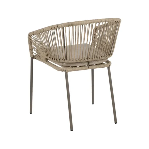 Silla de exterior con estructura de aluminio y asiento trenzado a mano, diseño cómodo y moderno disponible en Artisa.