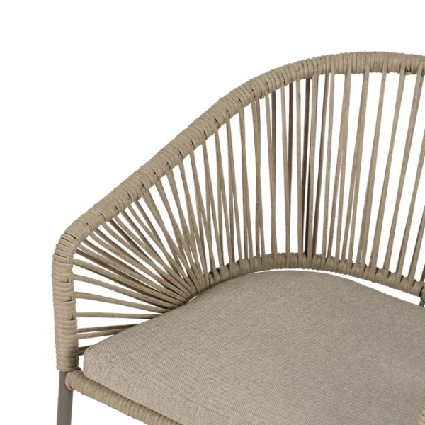 Silla de exterior con estructura de aluminio y asiento trenzado a mano, diseño cómodo y moderno disponible en Artisa.