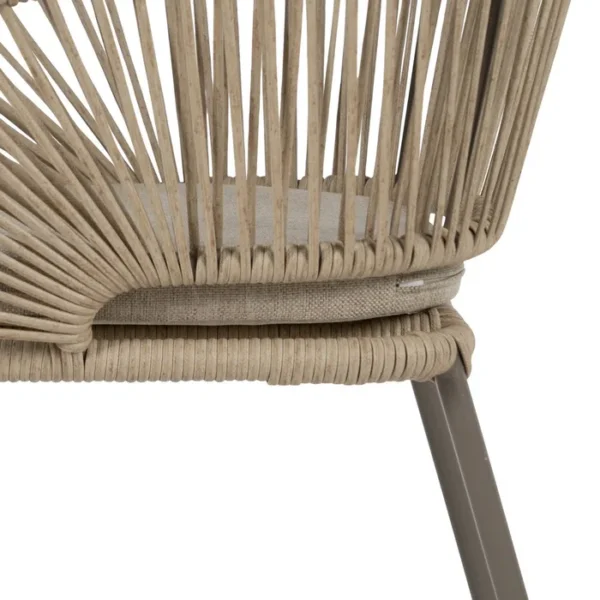 Silla de exterior con estructura de aluminio y asiento trenzado a mano, diseño cómodo y moderno disponible en Artisa.