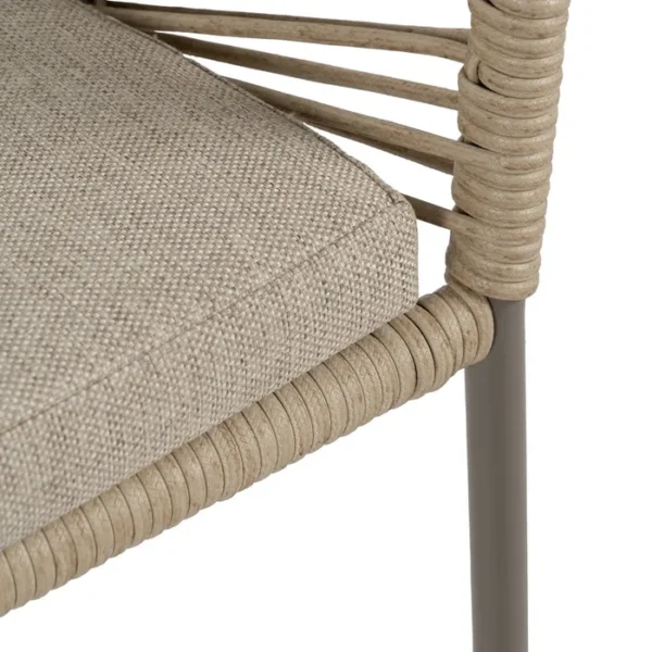 Silla de exterior con estructura de aluminio y asiento trenzado a mano, diseño cómodo y moderno disponible en Artisa.