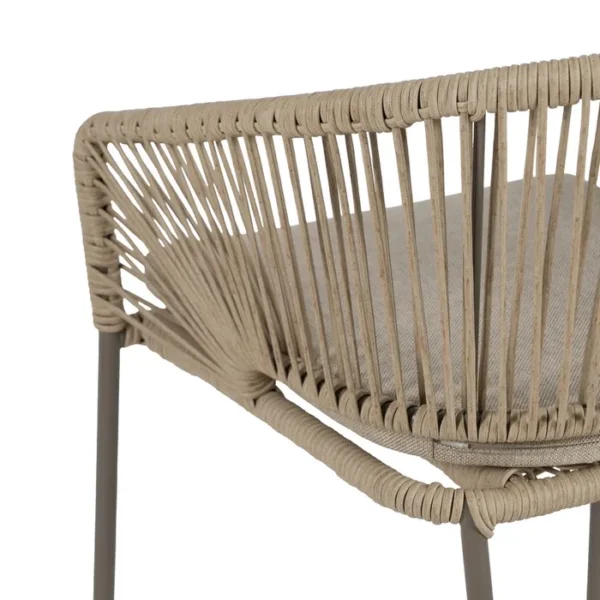 Silla de exterior con estructura de aluminio y asiento trenzado a mano, diseño cómodo y moderno disponible en Artisa.