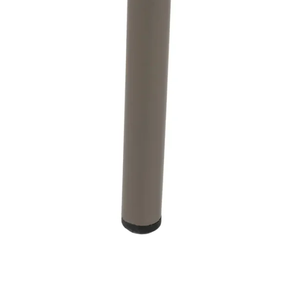 Silla de exterior con estructura de aluminio y asiento trenzado a mano, diseño cómodo y moderno disponible en Artisa.