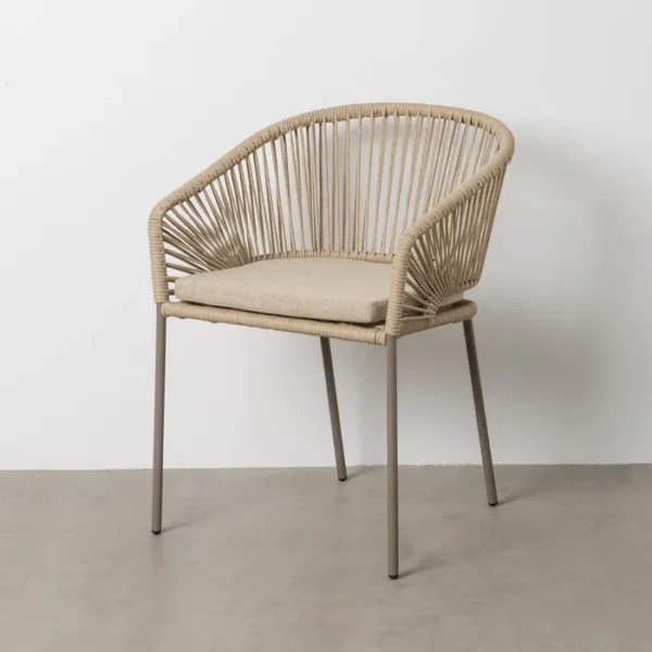 Silla de exterior con estructura de aluminio y asiento trenzado a mano, diseño cómodo y moderno disponible en Artisa.