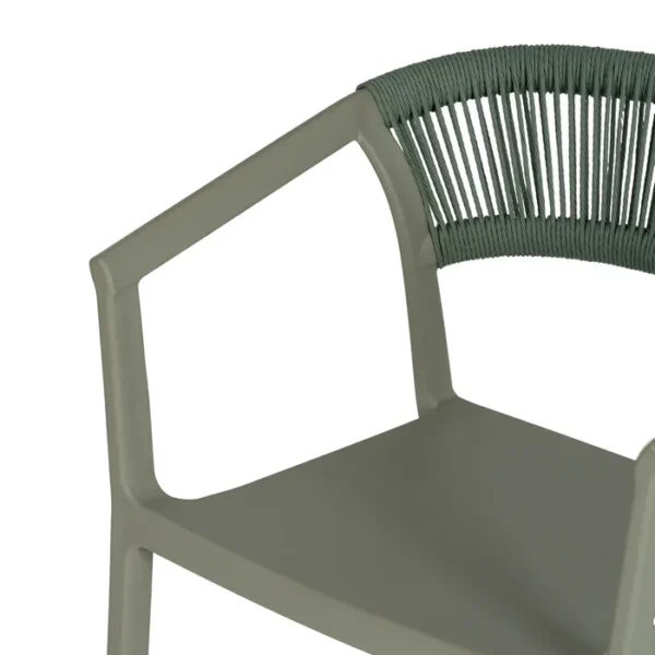 Silla de polipropileno con respaldo trenzado en cuerda, diseño original y moderno, disponible en varios colores en Artisa.