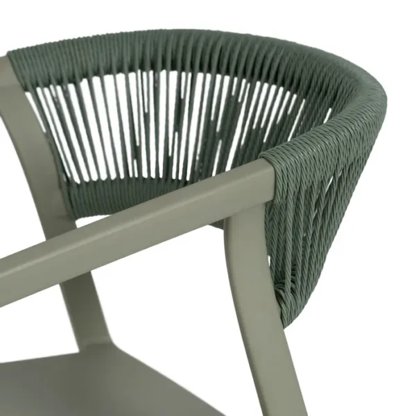 Silla de polipropileno con respaldo trenzado en cuerda, diseño original y moderno, disponible en varios colores en Artisa.