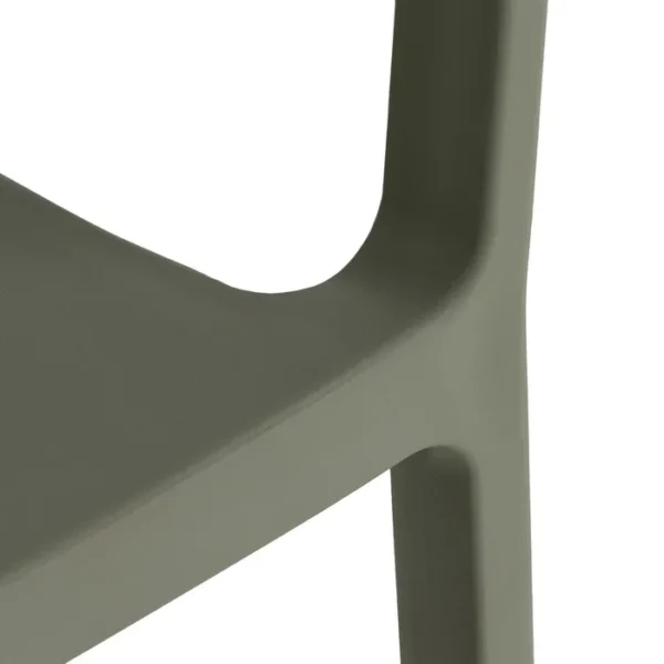 Silla de polipropileno con respaldo trenzado en cuerda, diseño original y moderno, disponible en varios colores en Artisa.