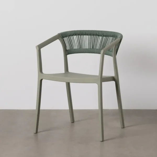 Silla de polipropileno con respaldo trenzado en cuerda, diseño original y moderno, disponible en varios colores en Artisa.