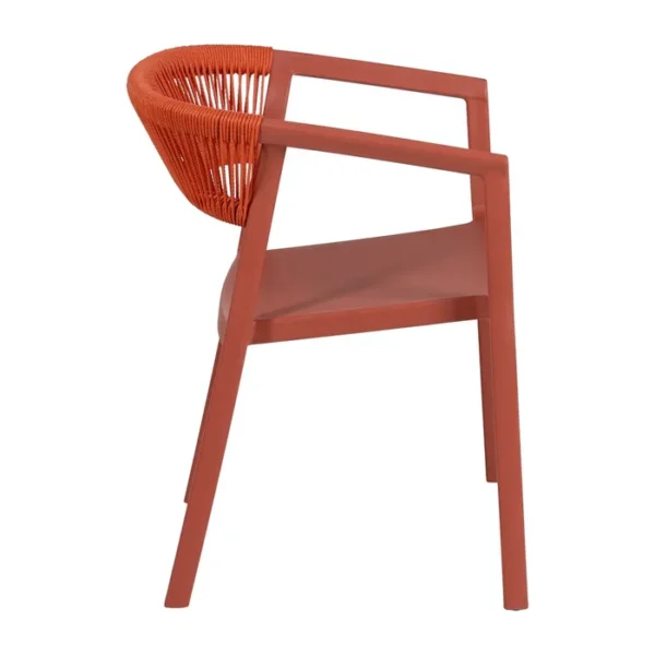 Silla de polipropileno con respaldo trenzado en cuerda, diseño original y moderno, disponible en varios colores en Artisa.
