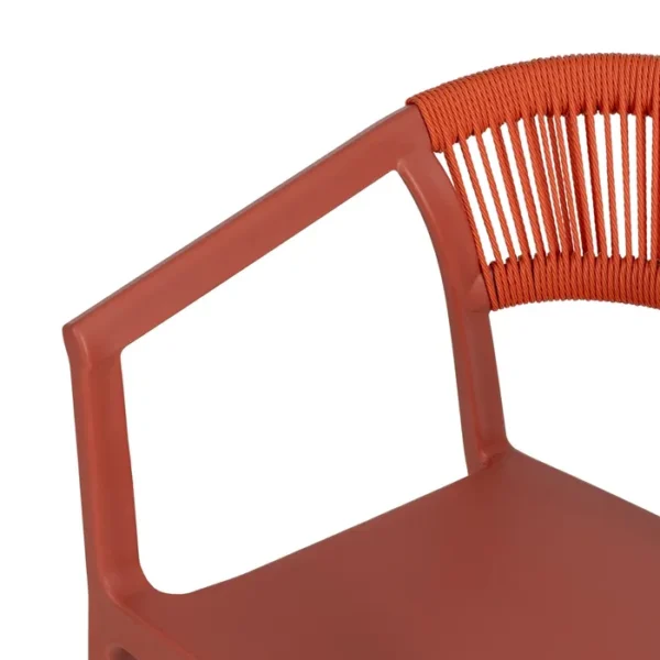 Silla de polipropileno con respaldo trenzado en cuerda, diseño original y moderno, disponible en varios colores en Artisa.