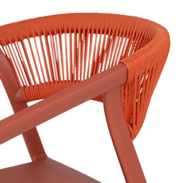 Silla de polipropileno con respaldo trenzado en cuerda, diseño original y moderno, disponible en varios colores en Artisa.