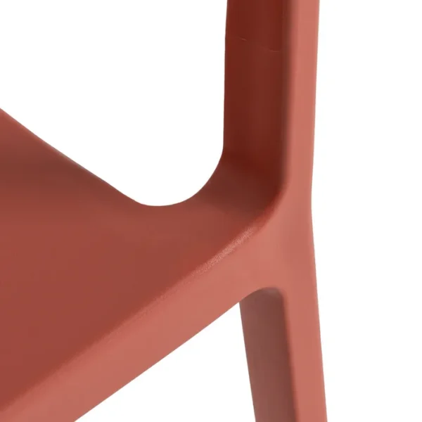 Silla de polipropileno con respaldo trenzado en cuerda, diseño original y moderno, disponible en varios colores en Artisa.