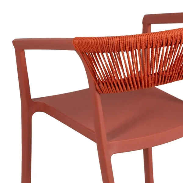 Silla de polipropileno con respaldo trenzado en cuerda, diseño original y moderno, disponible en varios colores en Artisa.