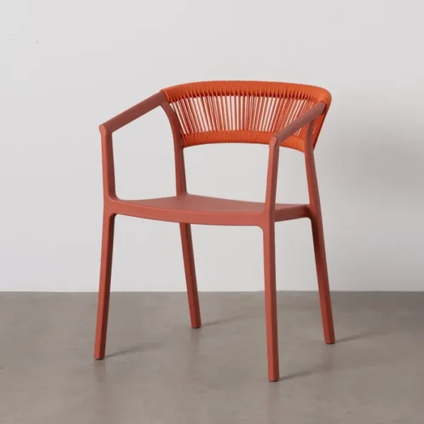 Silla de polipropileno con respaldo trenzado en cuerda, diseño original y moderno, disponible en varios colores en Artisa.
