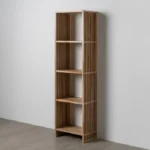 Estantería vertical en madera de teca natural con diseño de lamas y acabado artesanal. Parte de la colección con puertas correderas de Artisa.