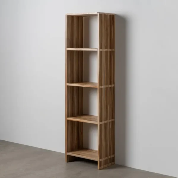 Estantería vertical en madera de teca natural con diseño de lamas y acabado artesanal. Parte de la colección con puertas correderas de Artisa.