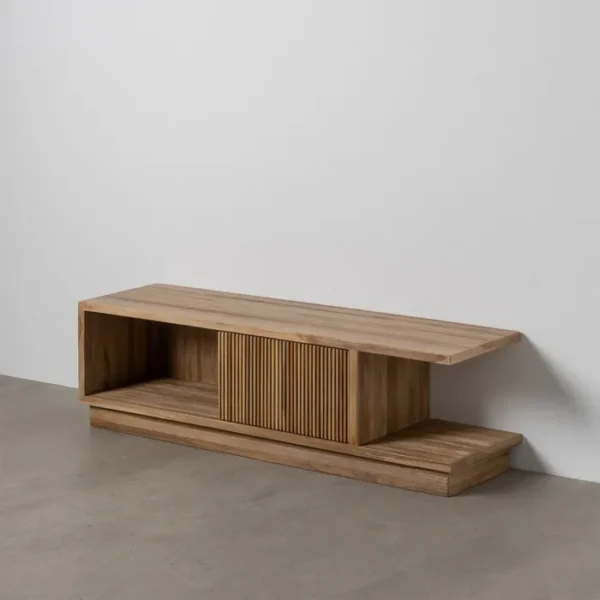 Estantería vertical en madera de teca natural con diseño de lamas y acabado artesanal. Parte de la colección con puertas correderas de Artisa.