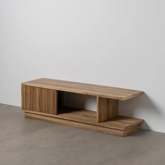 Estantería vertical en madera de teca natural con diseño de lamas y acabado artesanal. Parte de la colección con puertas correderas de Artisa.